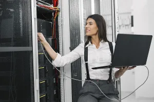 Cybercrime Prevention Drucke: IT expert checking supercomputer server