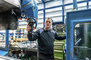 Mechanical Engineering Technology Drucke: Expert of Male Software engineer working in front of automated CNC machine