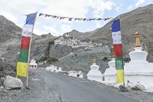 Tibetan Buddhism Drucke: Explore the serene beauty of Diskit Monastery