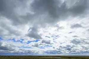 Cloud Formations Drucke: Extensive cloud formations move across the blue sky