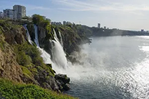 Drucke von Ausgedehnte Küstenansicht mit Wasserfall, städtische Umgebung und ruhigem Meer, Niedriger Düden-Wasserfall, Düden-Fluss, Antalya, Türkei Ausgedehnte Küstenansicht mit Wasserfall Antalya Drucke: Weitläufiger Küstenblick mit Wasserfall.