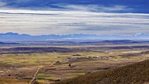 Mountain Chain Panorama Drucke: Extensive landscape with fields and mountains on the horizon