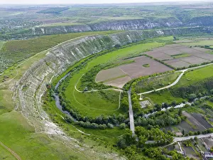 Drucke von Weitläufiges Landschaftsbild mit Fluss, Feldern und Hügeln in dichtem Grün aus Vogelperspektive, Luftbild des Răut-Flussschlaufs, Raut, Alt-Orhei, Orheiul Vechi, archäologische Stätte Moldawien Drucke: Weites Landschaftsbild mit Fluss.