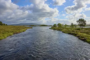 Scottish Highlands Nature Scene Drucke: Extensive river under a cloudy sky
