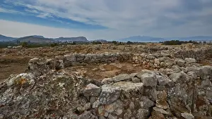 Southeastern Europe Heritage Drucke: Extensive ruins with stone structures under a cloudy sky