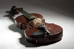 Baroque Music Instrument Drucke: Extremely old master violin on light background