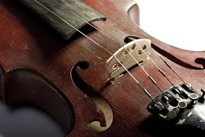 Old Violin Drucke: Extremely old scratched violin on light background
