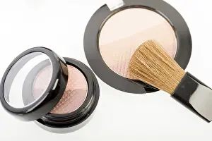 Cosmetic Studio Photography Drucke: Eye shadow with brush