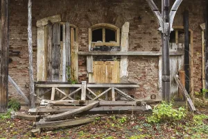 Historic House Facade Drucke: Facade of an abandoned deserted building