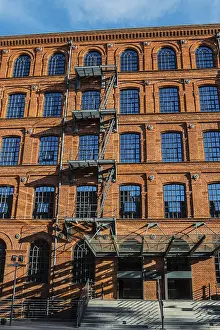 Drucke von Fassade eines Ziegelbaus mit Reihen von Fenstern und Schatten von einer Treppe, Manufaktura, Łódź, Łódź, Łódź, Polen Fassade eines Ziegelbaus mit Reihen von Fenstern und Schatten von einer Treppe Lodz Drucke: Fassade eines Backsteinbaus mit Reihen von Fenstern und Schatten einer Treppe.