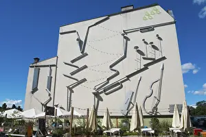 Drucke von Fassade eines Gebäudes mit großen, angebrachten Instrumenten als Kunstinstallation, Mural, Green Symphony Installation, Posen, Posnan, Posen , Woiwodschaft Großpolen , Polen Malerei Drucke: Fassade eines Gebäudes mit groß.