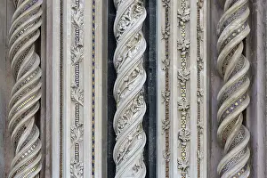 Drucke von Fassade-Nahaufnahme, verdrehte Säulen, Orvieto-Dom, Himmelfahrt der Maria, Santa Maria Assunta, Orvieto, Umbrien, Italien Orvieto Drucke: Fassadenaufnahme, verdrehte Säulen.
