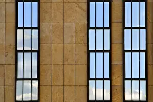 Office Building Facade Drucke: Facade divided into three with reflection in the windows