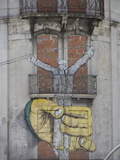 Kunstvolle Porträts Drucke: Fassade mit großformatiger Graffitimalerei von Figuren und Händen