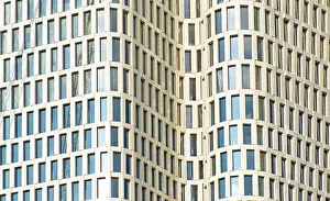 Contemporary Architecture Style Drucke: Facade of a modern skyscraper in Berlin, Germany