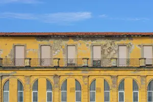 Uninhabited Waterfront Property Drucke: Facade of an old bathhouse, architecture