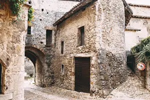 European Exterior Views Drucke: Facade of old stone buildings in Perouges, France