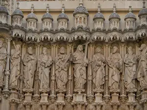 Drucke von Detail eines Fassadenteils mit vielen ornaten Statuen, Montserrat, Spanien Detail eines Fassadenanteils mit vielen ornaten Statuen, Montserrat, Spanien Montserrat Drucke: Ein Detail einer Fassade mit vielen ornaten Statuen.