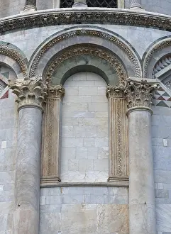 UNESCO World Heritage Site Pisa Drucke: Detail of facade with round arch and columns