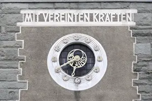 Historic Building Facade Drucke: Facade with wall clock, historic building