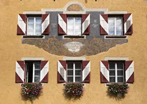 Close Up Window Detail Drucke: Detail of the facade with windows