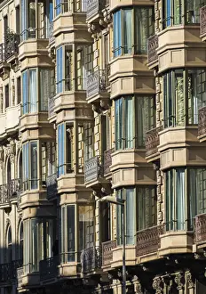 Barcelona Architecture Drucke: Facade with windows and balconies