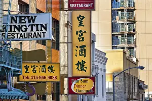 Drucke von Fassaden mit Werbeschildern in chinesischer Schrift, Chinatown, San Francisco, Kalifornien, USA Architektur In San Francisco Drucke: Fassaden mit Werbeschildern in chinesischer Schrift.