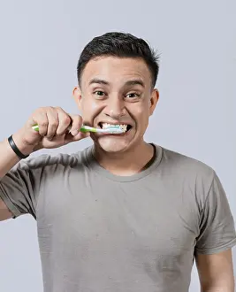 Dental Care Drucke: Face of handsome man brushing his teeth
