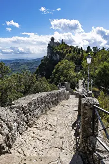 Drucke von Falesia Second Tower, historisches Zentrum, Unesco-Weltkulturerbe San Marino, Italien Kulturerbestätten Drucke: Falesia Second Tower, historisches Zentrum