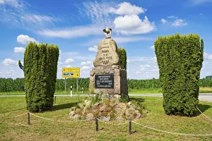 Deserted Memorial Site Drucke: Fallen Monument, GroB Krams