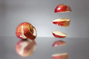 Fresh Fruit Studio Shots Drucke: Falling apple slices