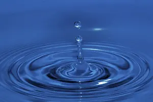 Blue Water Drop Drucke: Falling drop of water