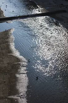 No People On The Riverbank Drucke: Falling sunlight on a river in the city