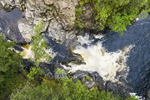 Drucke von Oben herunter über die Fälle von Falloch aus einem Drohnen, Wasserfall auf dem Fluss Falloch, Crianlarich, Stirling, West Highland, Schottland, UK Stirling Drucke: Top Down über die Wasserfälle von Falloch aus einem Drohnen.