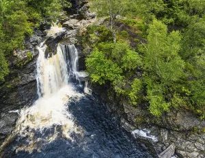Drucke von Fälle von Falloch aus einem Drohnen, Wasserfall auf dem Fluss Falloch, Crianlarich, Stirling, West Highland, Schottland, UK Stirling Drucke: Fälle von Falloch aus einem Drohnen, Wasserfall auf dem Fluss Falloch.