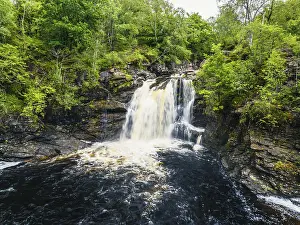 British Countryside Drone Shots Drucke: Falls of Falloch from a drone, Waterfall on River Falloch
