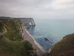 Bilder Datiert 27. Dezember 2024: Bekannter Panoramablick auf die Klippen von Étretat in der Normandie.