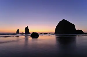 Evening Coastal Atmosphere Drucke: The famous Haystack Rock, monolith