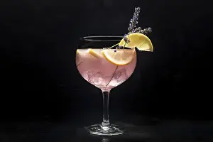 Black Background Food Photography Drucke: Fancy cocktail with fresh fruit
