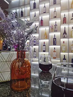 Wine Glass Decoration Drucke: Fancy restaurant interior view