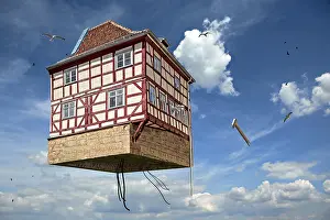 Drucke von Ein Traum in die Höhe - Ein Haus schwebt majestätisch durch den Himmel, frei von allen Bindungen der Erde Fliegen Drucke: Fantasieflugzeug in der Luft