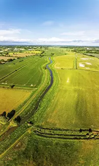 Historic Castles In UK Drucke: Farms and fields over Bodiam Castle from a drone