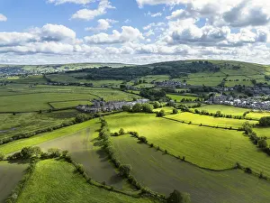 England Countryside Scenery Drucke: Farms and Fields over Cononley and River Aire from a drone