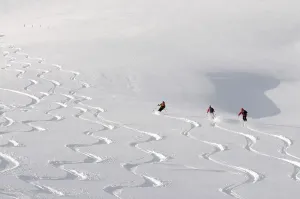 Skifahrer, die von dem Gipfel des Berges Joel absteigen