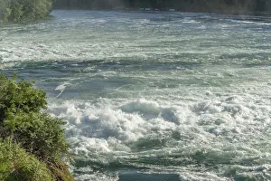 Fast Water Currents Drucke: Fast currents in Rhine Falls in spring