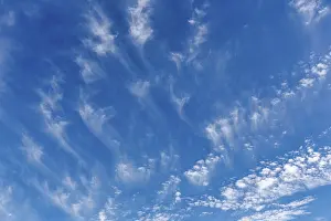 Nice Weather In Britain Drucke: Feather clouds and cirrocumulus in blue sky