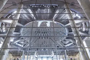 Drucke von Bundesadler im Reichstagsgebäude, Berlin, Deutschland, Moderne Glasfassade mit Reflexionen und symmetrischer Architektur, beleuchtet in städtischem Stil Berliner Architektur Drucke: Bundesadler im Reichstagsgebäude