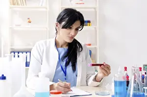 Contagious Disease Testing Drucke: Female chemist working at the lab
