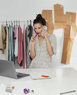 Entrepreneurial Spirit Drucke: Female designer working her workshop