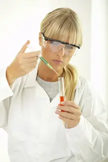 Laboratory Equipment Use Drucke: Female lab worker testing and experimenting